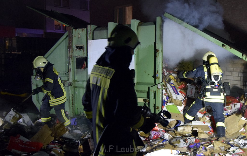 Feuer Papp Presscontainer Koeln Hoehenberg Bochumerstr P357.JPG - Miklos Laubert